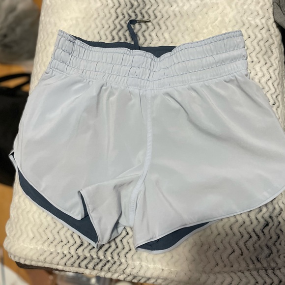 Lululemon Choose a Side, reversible shorts in size 2. Ink blue/daydream. - Picture 6 of 8